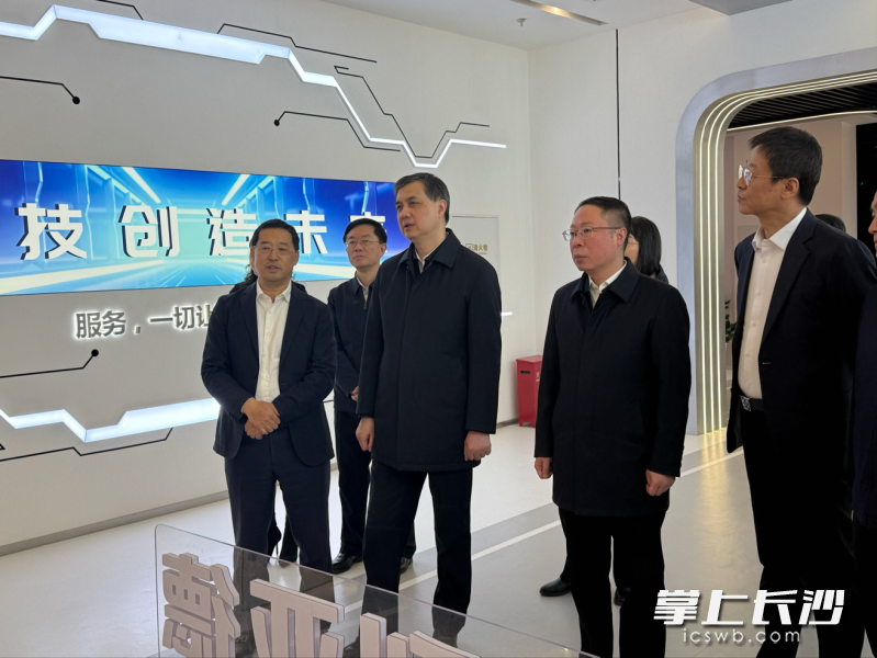 深化政企相助 | 湖南副省长、长沙市长周海兵一行走访兴发娱乐北京总部