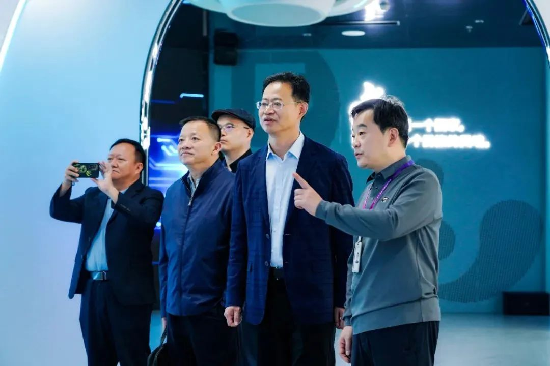 2024120602 国家广电总局生长研究中心一行赴兴发娱乐励丰文化调研指导